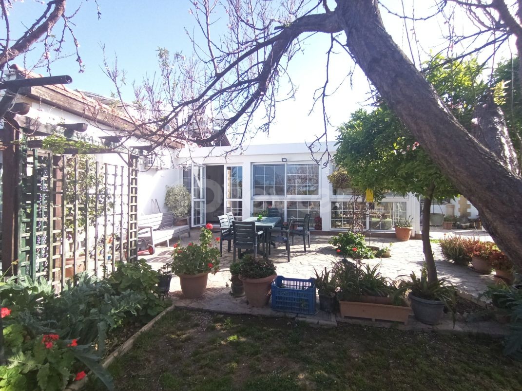 Character 2 bedroom bungalow with large garden, private pool and 1 bedroom annexe