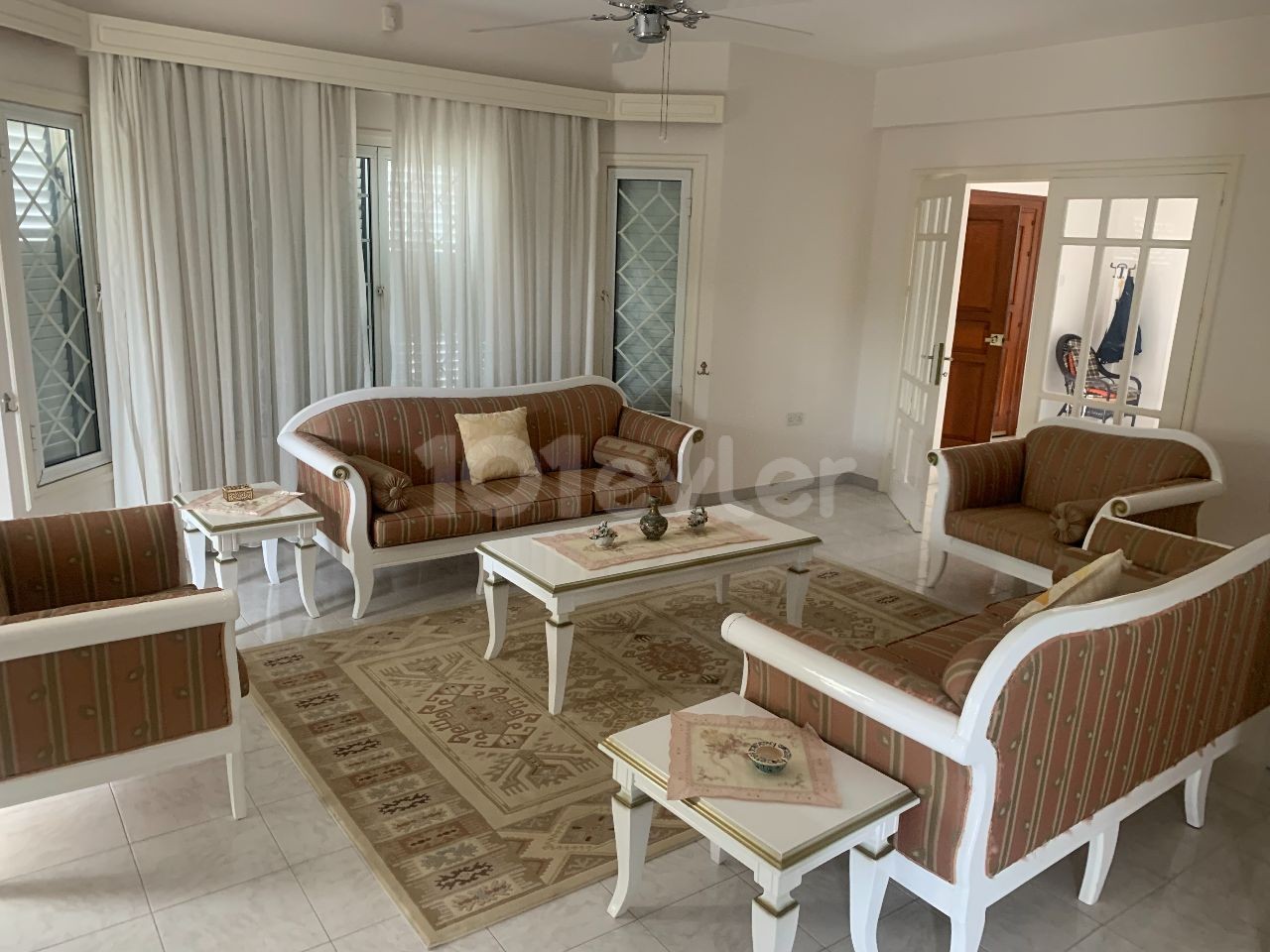 4 + 1 Villa for sale in Girne Alsancak (Single Authorized)