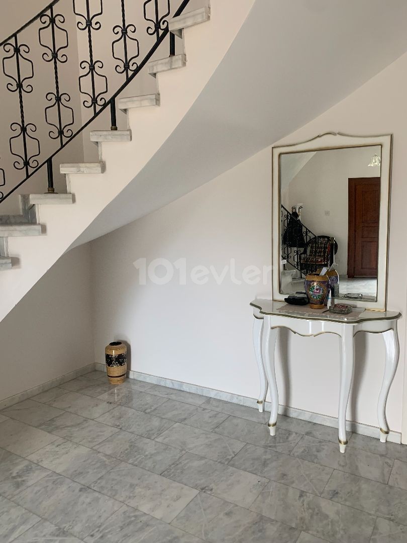 4 + 1 Villa for sale in Girne Alsancak (Single Authorized)