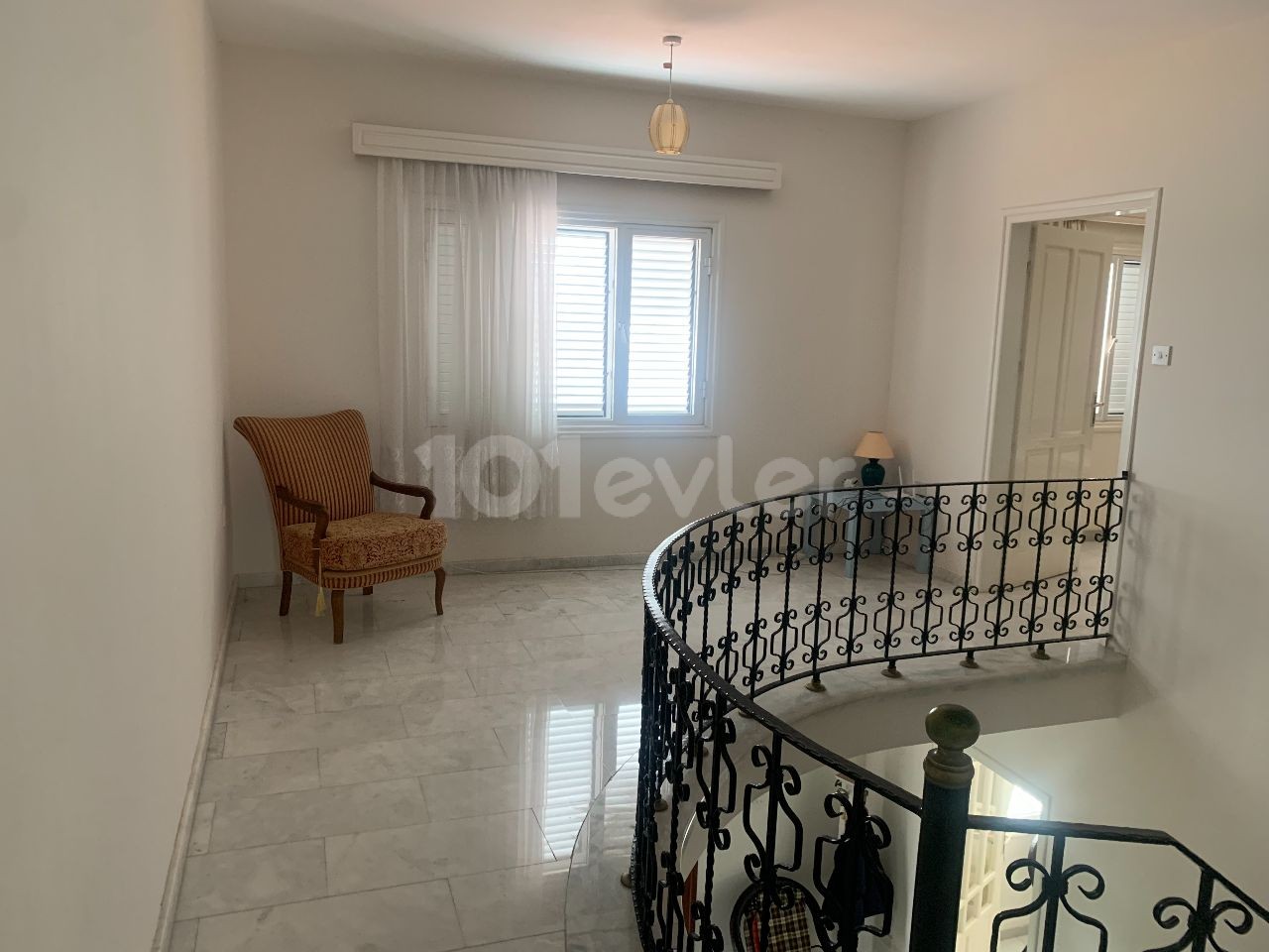 4 + 1 Villa for sale in Girne Alsancak (Single Authorized)