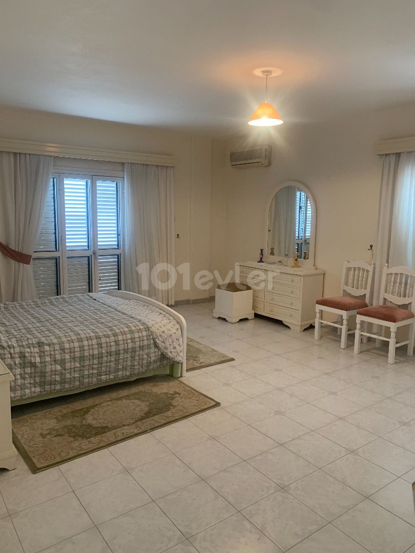 4 + 1 Villa for sale in Girne Alsancak (Single Authorized)