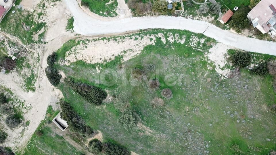 GRUNDSTÜCK IN ESENTEPE MIT UNUNTERBROCHENEM MEER- UND BERGBLICK