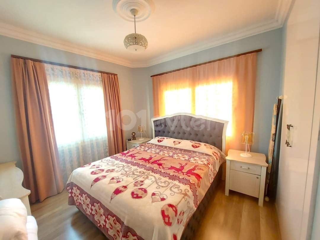 3+1 FLAT FOR SALE IN KYRENIA CENTER, CLOSE TO THE MARKET AND THE MAIN ROAD, WALKING DISTANCE TO ALL AMENITIES