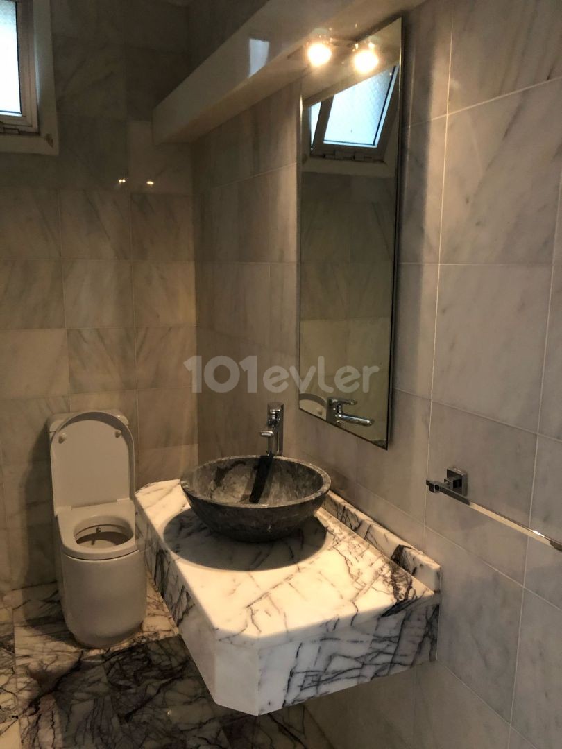 2+1 FLAT FOR SALE IN KYRENIA CENTER, WALKING DISTANCE TO MARKET AND SHOPPING CENTERS