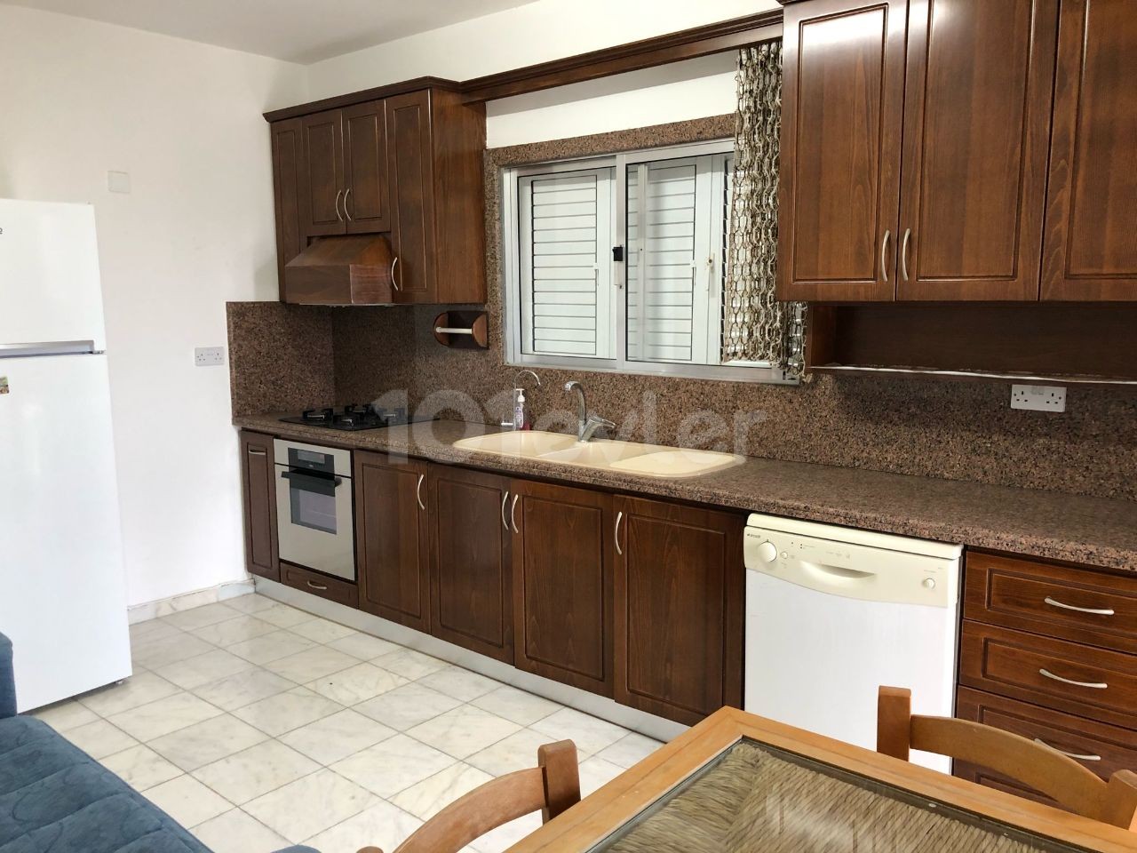 2+1 FLAT FOR SALE IN KYRENIA CENTER, WALKING DISTANCE TO MARKET AND SHOPPING CENTERS