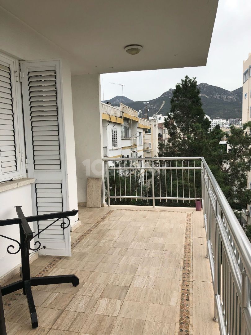 2+1 FLAT FOR SALE IN KYRENIA CENTER, WALKING DISTANCE TO MARKET AND SHOPPING CENTERS