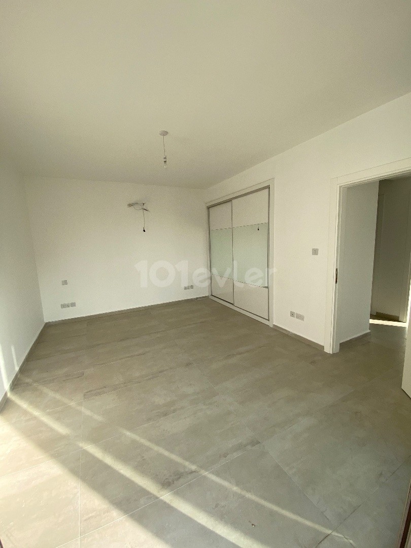 AMAZING 3+1 FLAT FOR SALE IN GIRNE CENTRAL KAR MARKET WITH A TERRACE, A WONDERFUL OPPORTUNITY AT THIS PRICE