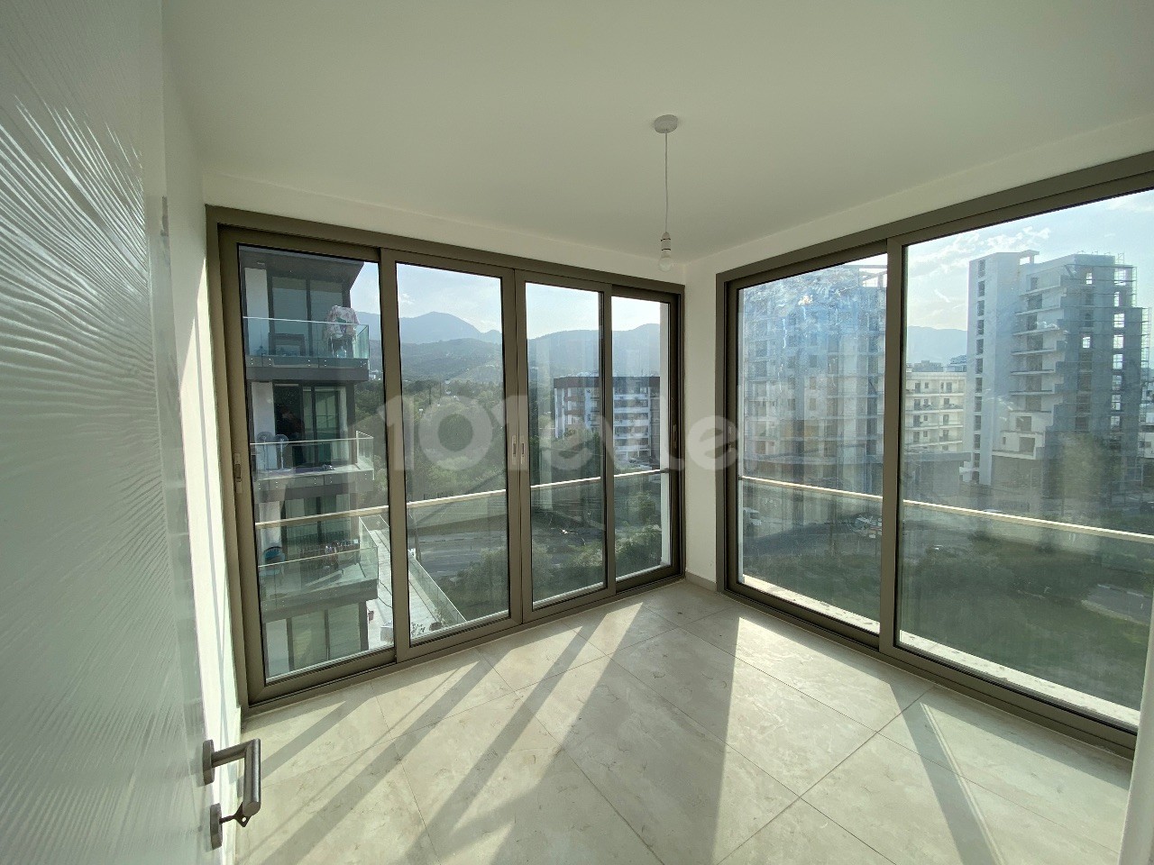 AMAZING 3+1 FLAT FOR SALE IN GIRNE CENTRAL KAR MARKET WITH A TERRACE, A WONDERFUL OPPORTUNITY AT THIS PRICE