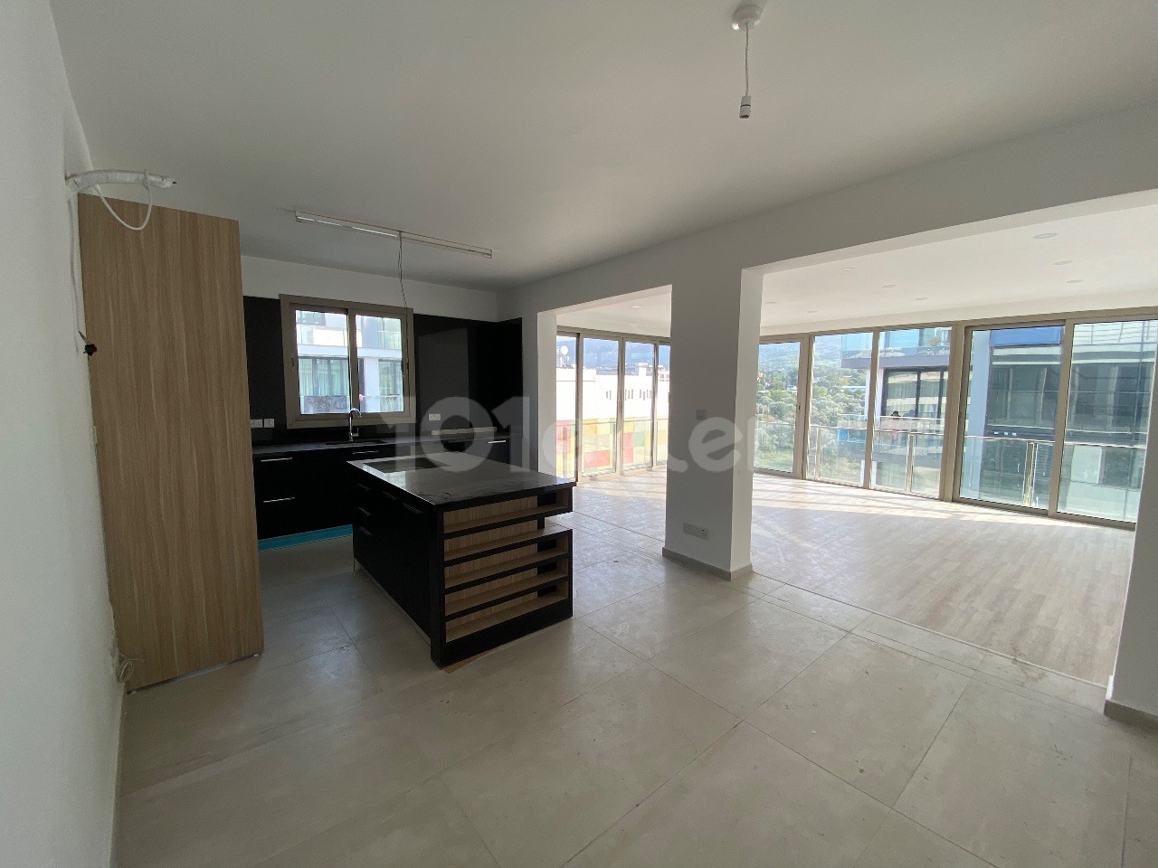 AMAZING 3+1 FLAT FOR SALE IN GIRNE CENTRAL KAR MARKET WITH A TERRACE, A WONDERFUL OPPORTUNITY AT THIS PRICE