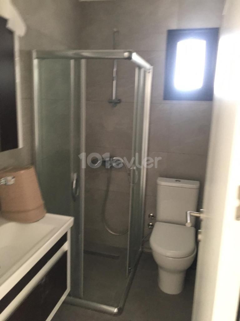 Girne merkezde kiralık 2 yatak odalı lüks ebeveyn banyolu daire