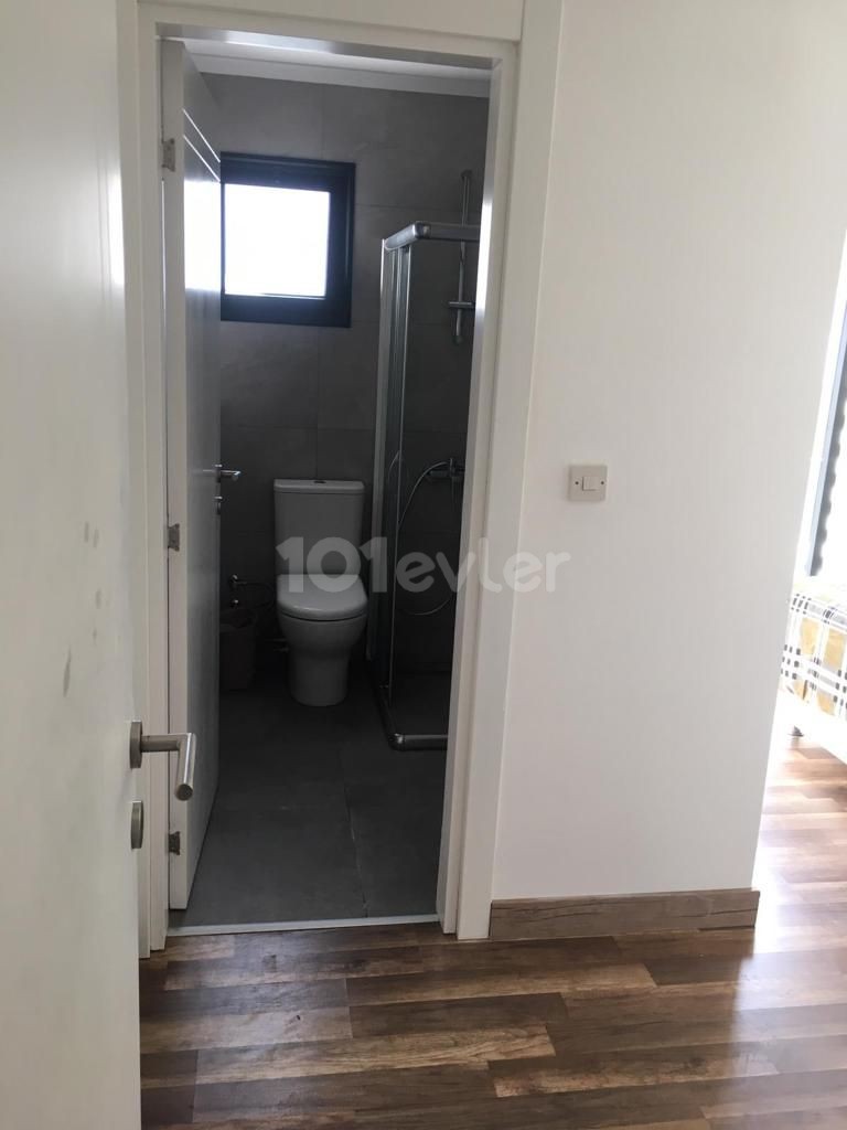 Girne merkezde kiralık 2 yatak odalı lüks ebeveyn banyolu daire