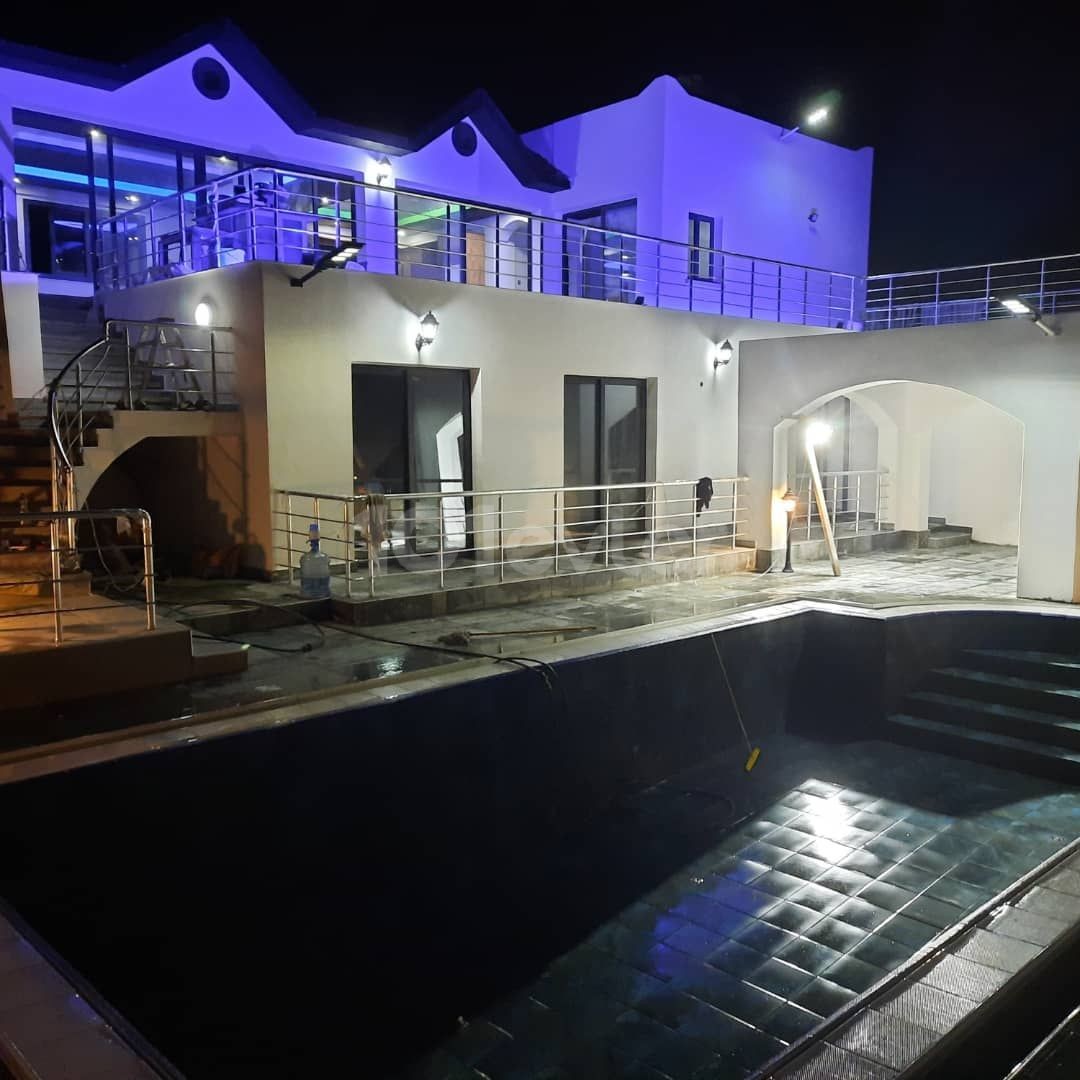 Luxury 3 bedroom ensuite villa in kyrenia center for rent 