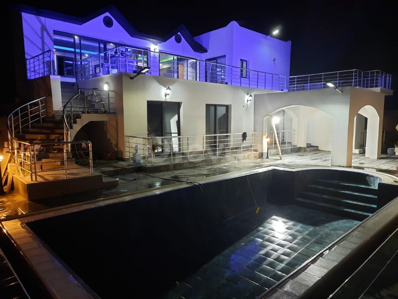 Luxury 3 bedroom ensuite villa in kyrenia center for rent 