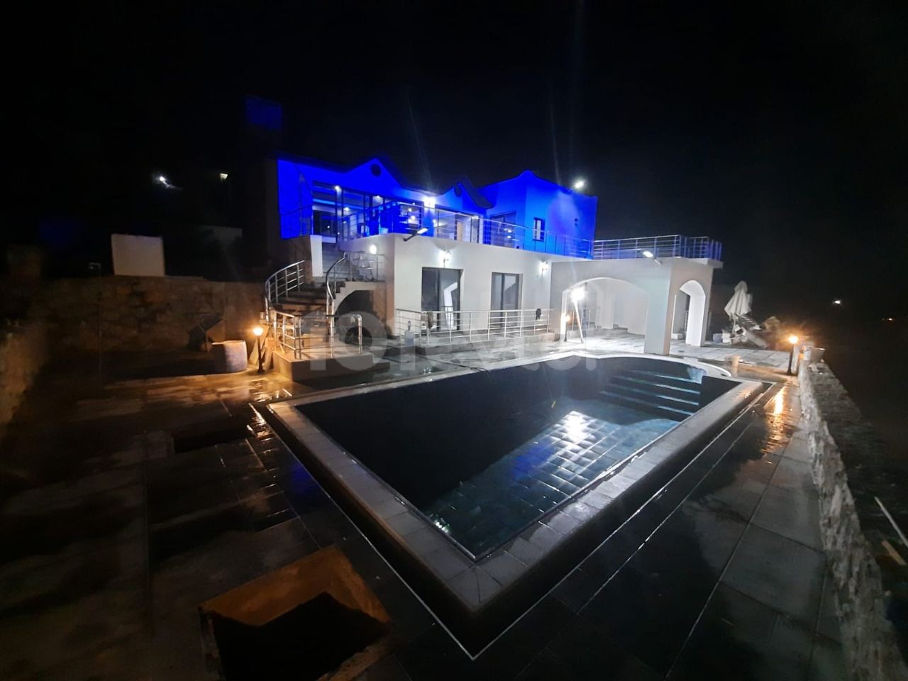 Luxury 3 bedroom ensuite villa in kyrenia center for rent 