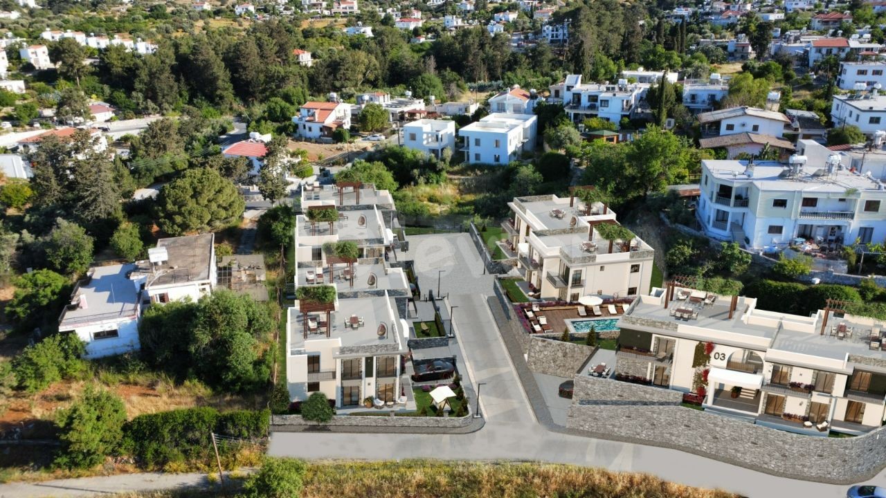 Girne Çatalköy Villa-Stil 3+1 Wohnung mit Garten in einem Komplex mit Pool