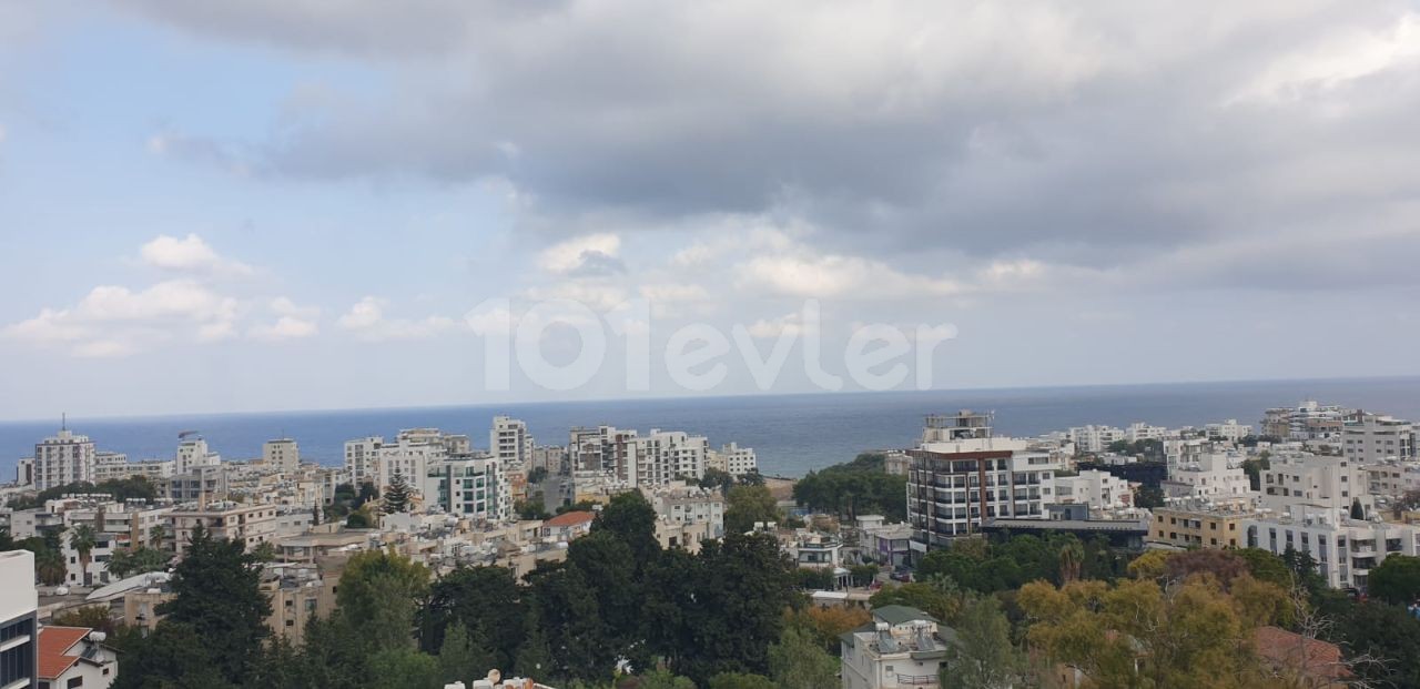 VOLLSTÄNDIG MÖBLIERTE 1+1 WOHNUNGEN MIT ATEMBERAUBENDER AUSSICHT IN EINEM NEUEN GEBÄUDE IM KYRENIA CENTER