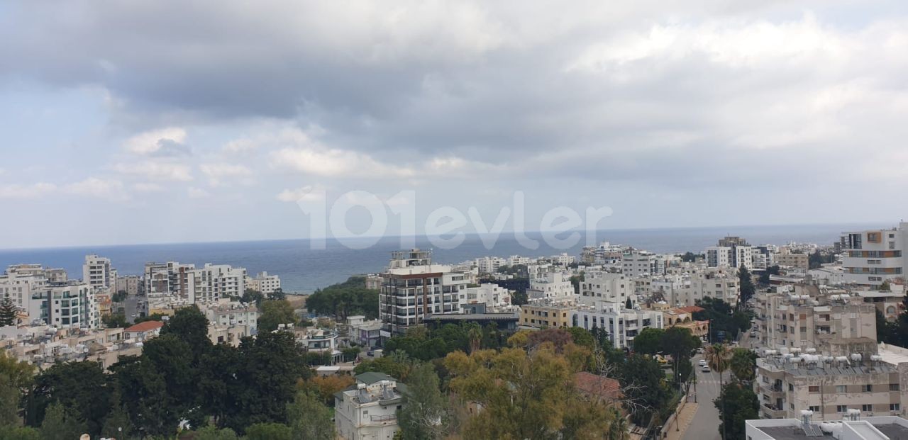 VOLLSTÄNDIG MÖBLIERTE 1+1 WOHNUNGEN MIT ATEMBERAUBENDER AUSSICHT IN EINEM NEUEN GEBÄUDE IM KYRENIA CENTER