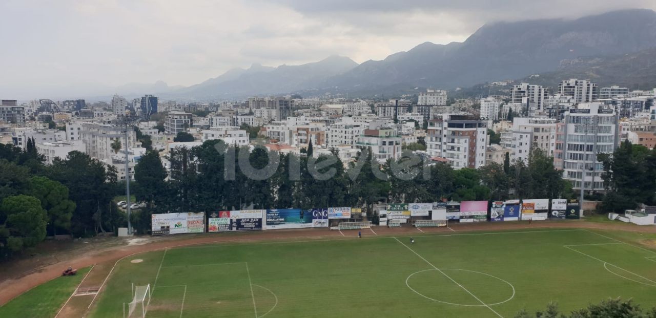 VOLLSTÄNDIG MÖBLIERTE 1+1 WOHNUNGEN MIT ATEMBERAUBENDER AUSSICHT IN EINEM NEUEN GEBÄUDE IM KYRENIA CENTER