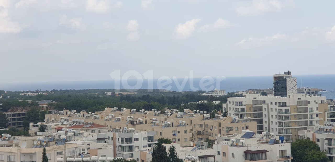 VOLLSTÄNDIG MÖBLIERTE 1+1 WOHNUNGEN MIT ATEMBERAUBENDER AUSSICHT IN EINEM NEUEN GEBÄUDE IM KYRENIA CENTER