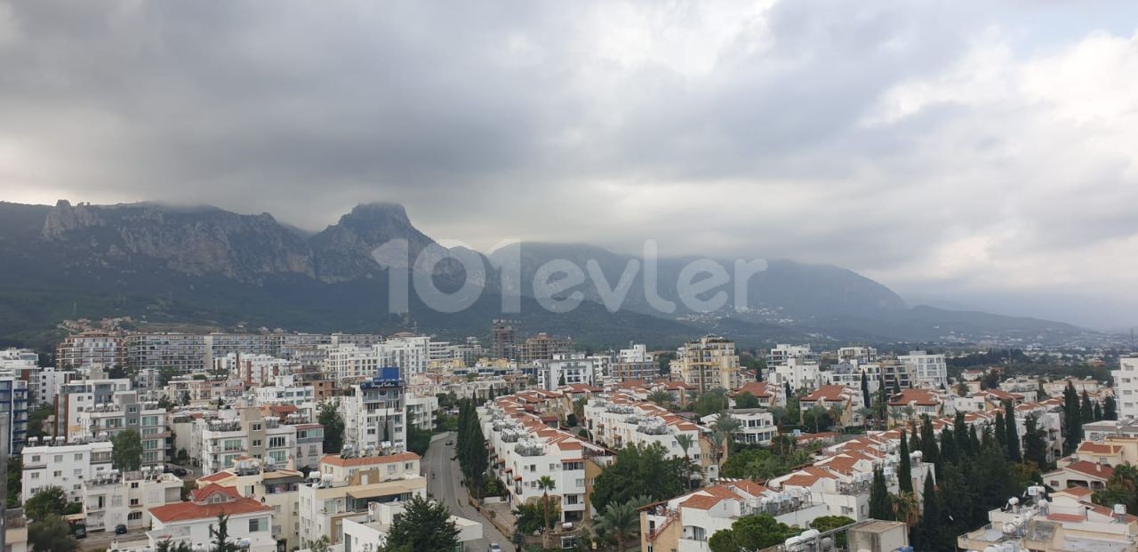 VOLLSTÄNDIG MÖBLIERTE 1+1 WOHNUNGEN MIT ATEMBERAUBENDER AUSSICHT IN EINEM NEUEN GEBÄUDE IM KYRENIA CENTER