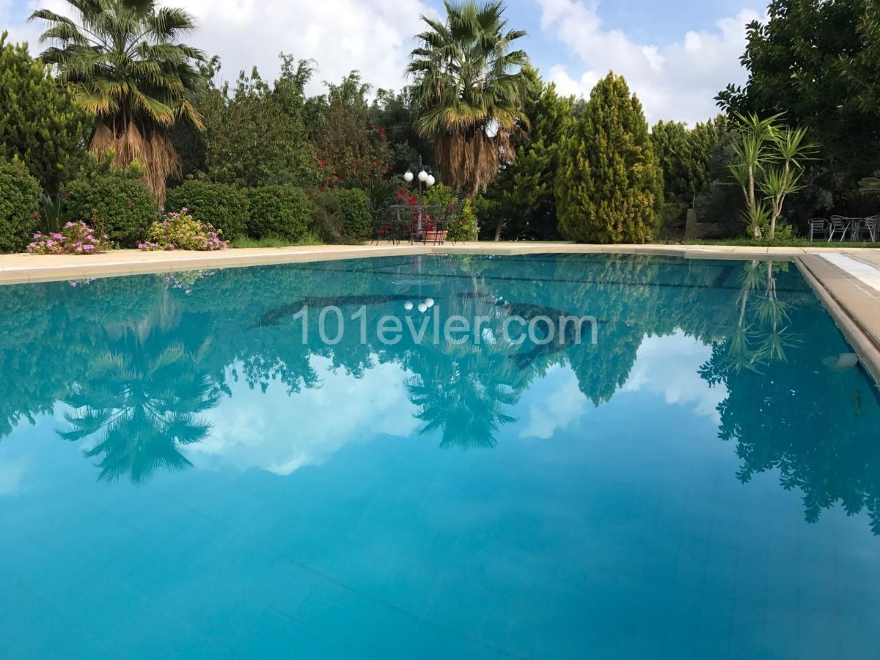 5 bedroom Villa in a faboulus garden with pool