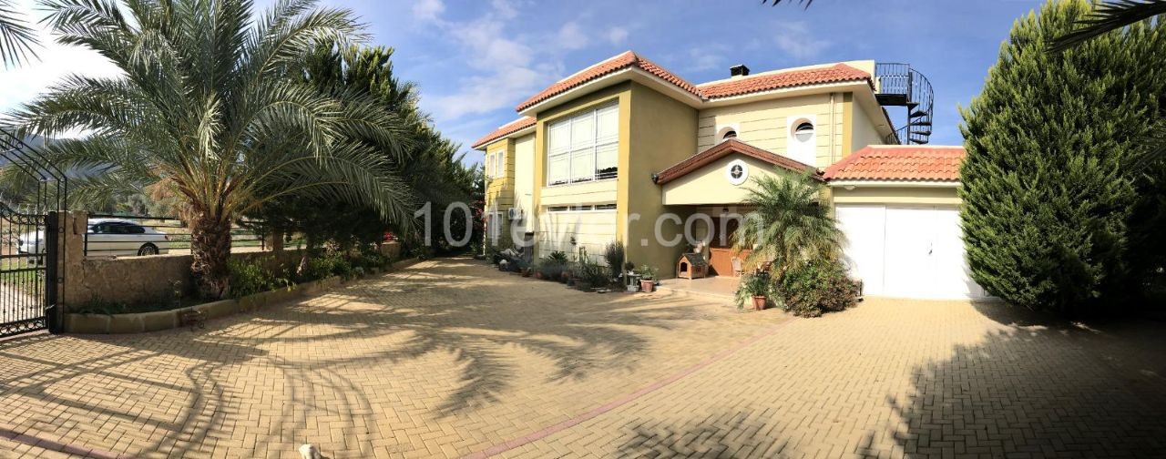 5 bedroom Villa in a faboulus garden with pool