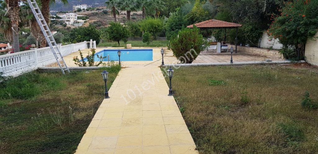 Girne bellapais de satılık muhteşem villa