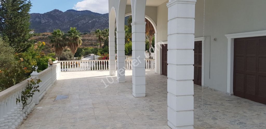 Girne bellapais de satılık muhteşem villa