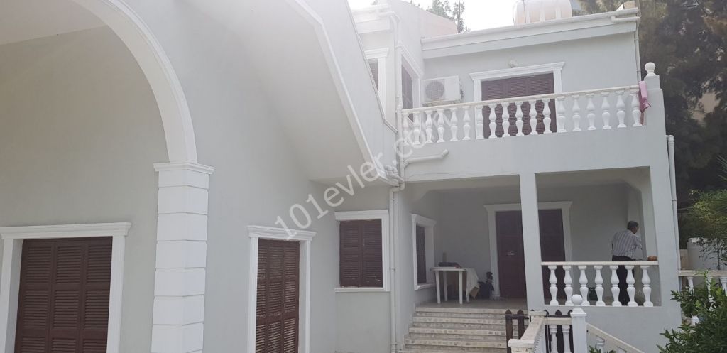 Girne bellapais de satılık muhteşem villa