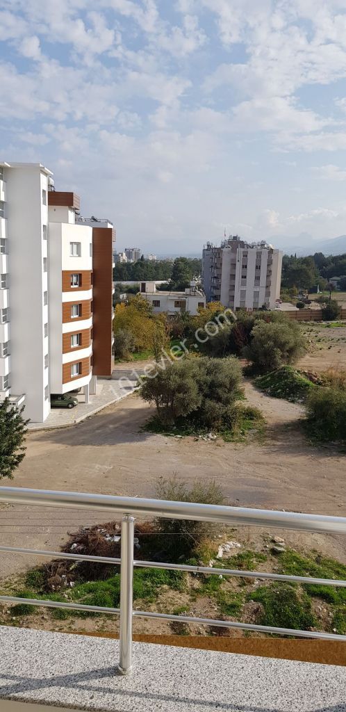 GİRNE MERKEZ'DE LÜKS SİTE'DE  1+1 SATILIK DAİRE