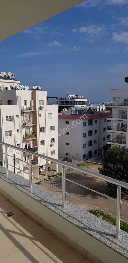 GİRNE MERKEZ'DE LÜKS SİTE'DE  1+1 SATILIK DAİRE