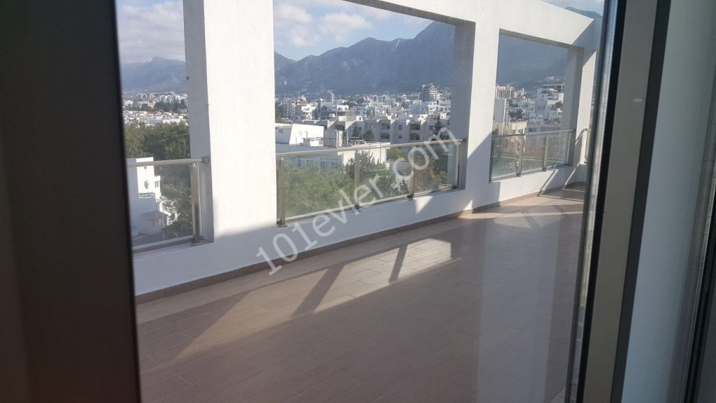 GİRNE 'DE MUHTEŞEM MANZARALI  SATILIK PENTHOUSE