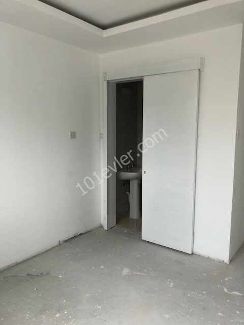 GİRNE MERKEZ'DE TÜRK KOÇANLI 2+1 SATILIK DAİRE