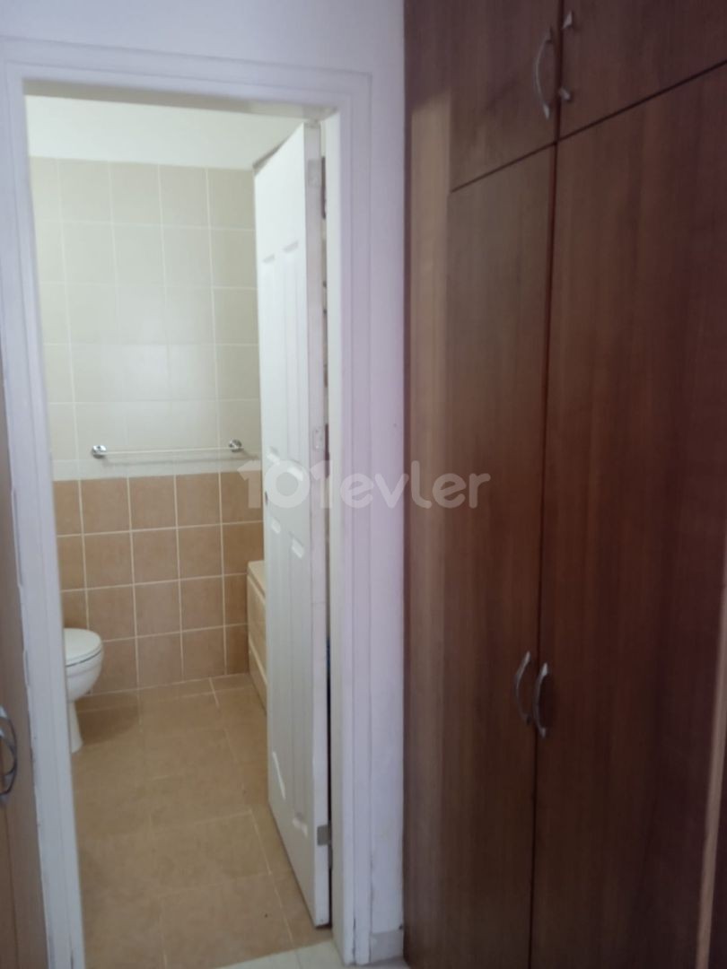 Kyrenia Alsancak. 3+1 flat, 2 bathrooms, within the complex. 1 floor.