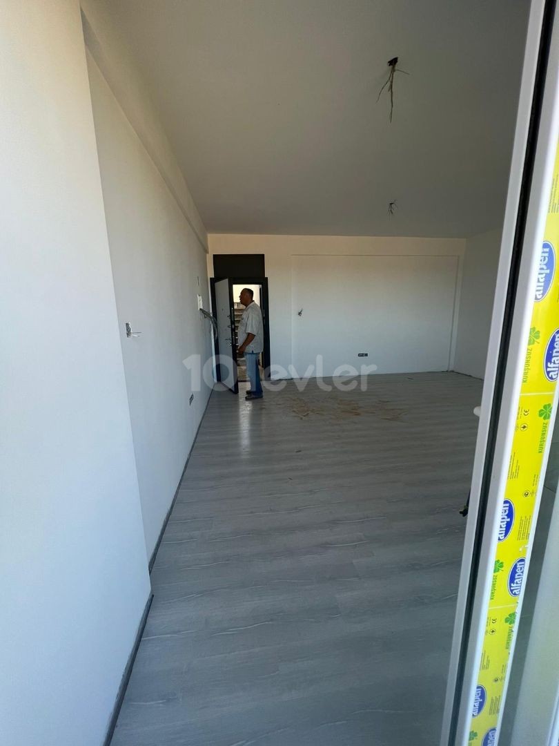 NEUE FERTIGGESTELLTE 3+1-WOHNUNG ZUM VERKAUF IN MAGUSA ÇANAKKALE