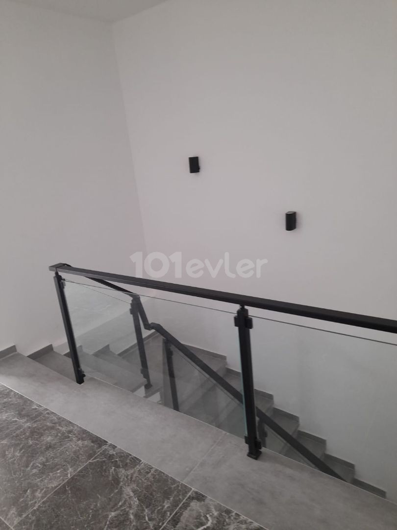 GÜZELYURT GÜNEŞKOY'DE SATILIK 821.5M2 TOPLAM ALANI OLAN DUBLEKS 3+1 VİLLA