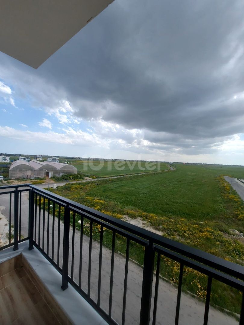 2+1 WOHNUNG ZUM VERKAUF IN İSKELE LONG BEACH IN EINER RUHIGEN GEGEND MIT BERG- UND MEERBLICK