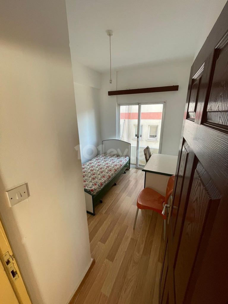 DOĞU AKDENİZ ÜNİVESİTESİNE 1 DAKİKA MESAFEDE TEMİZ BAKIMLI APARTMANDA FULL EŞYALI 2+1 KİRALIK DAİRE