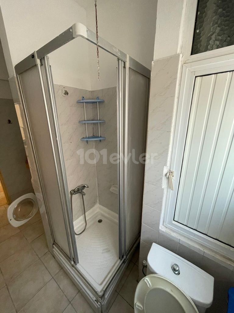 DOĞU AKDENİZ ÜNİVESİTESİNE 1 DAKİKA MESAFEDE TEMİZ BAKIMLI APARTMANDA FULL EŞYALI 2+1 KİRALIK DAİRE