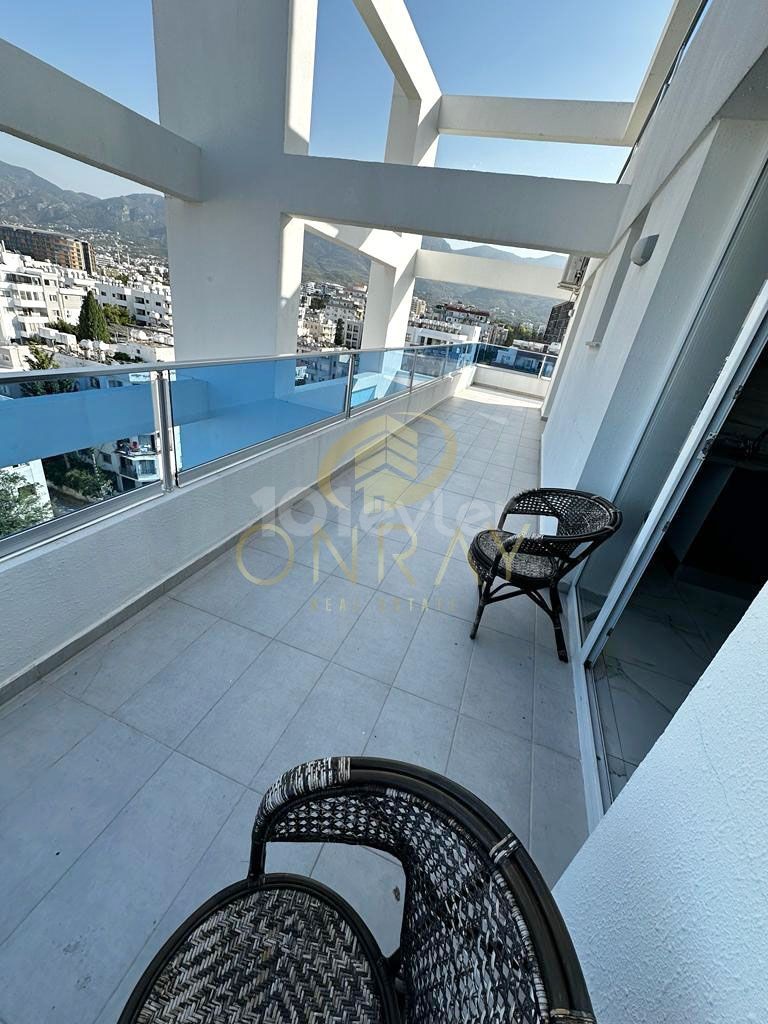 2+1 Penthouse-Wohnung mit vollem Meerblick im Zentrum von Kyrenia.