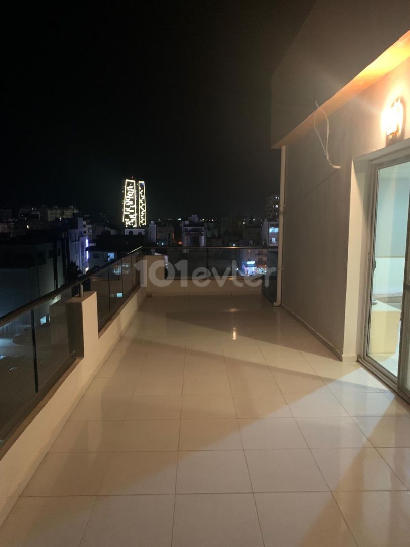 Mağusa Merkezde Deniz Manzaralı Penthouse 