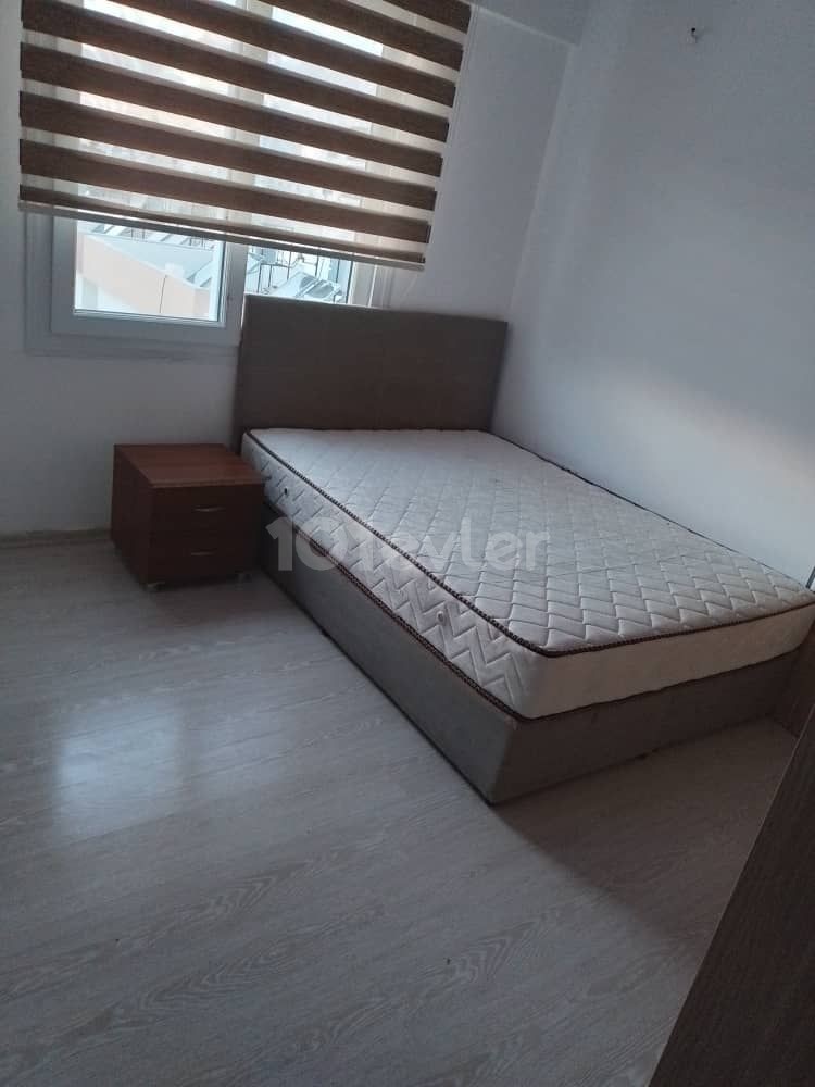 GİRNE MERKEZDE  KİRALIK 2+1 DAİRE ..