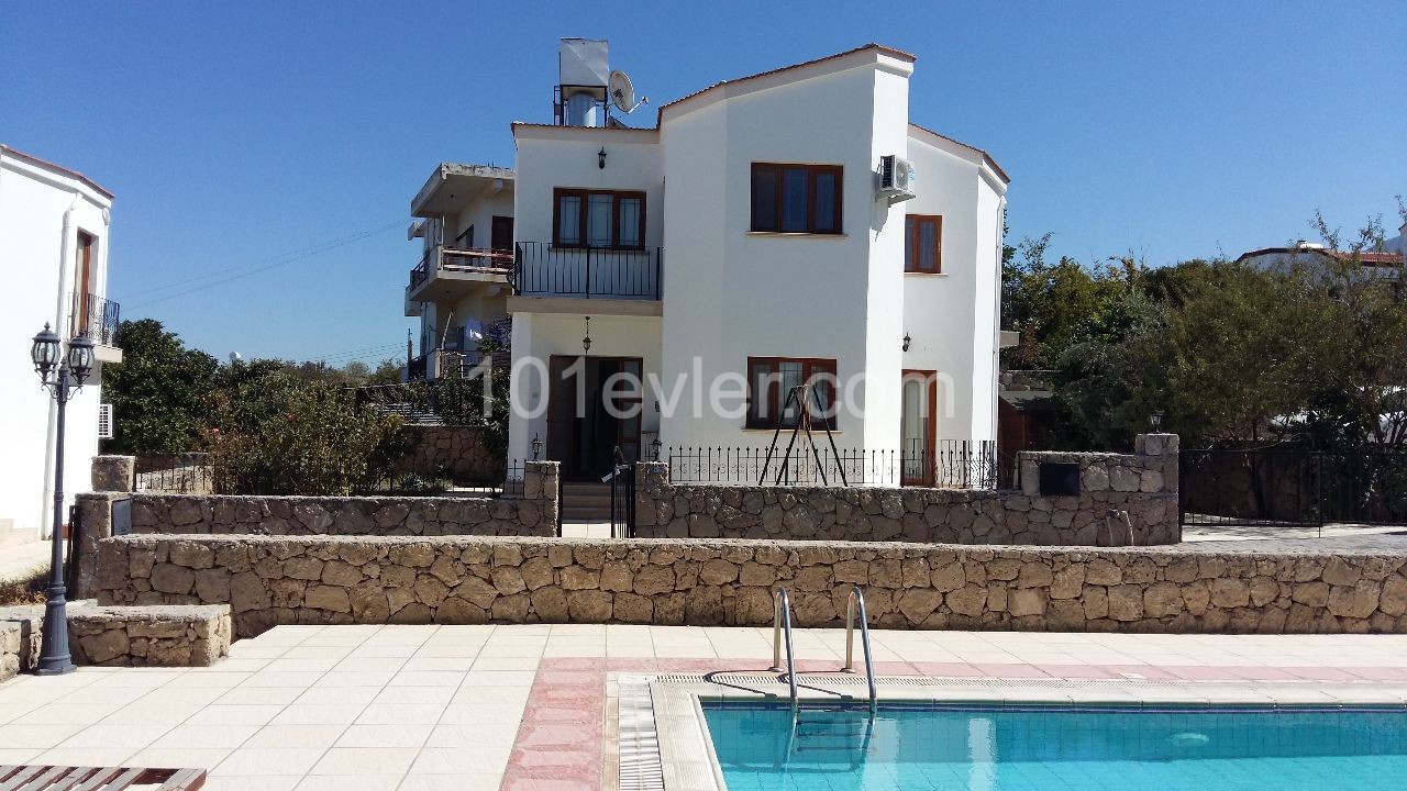It is rented from the owner in the center of Çatalköy (3 minutes from the restaurant Ani. duplex villa with sea and pool views (within walking distance) ** 