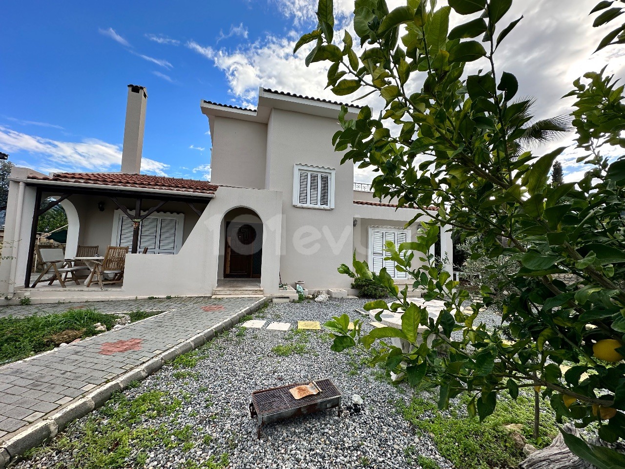 Villa with garden for rent in Bellapais