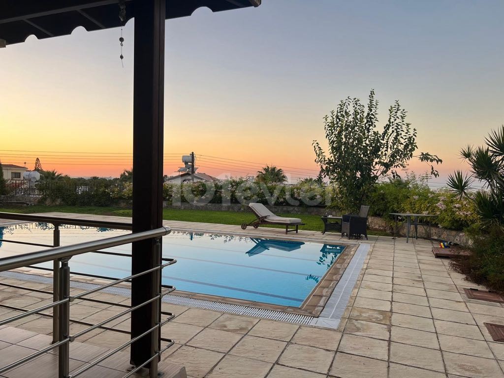 3+1 möblierte Villa mit Pool in Çatalköy 1750 STG