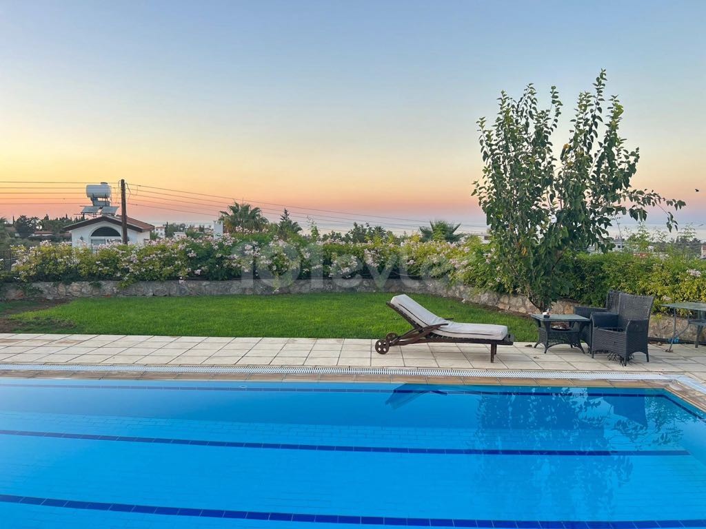 3+1 möblierte Villa mit Pool in Çatalköy 1750 STG