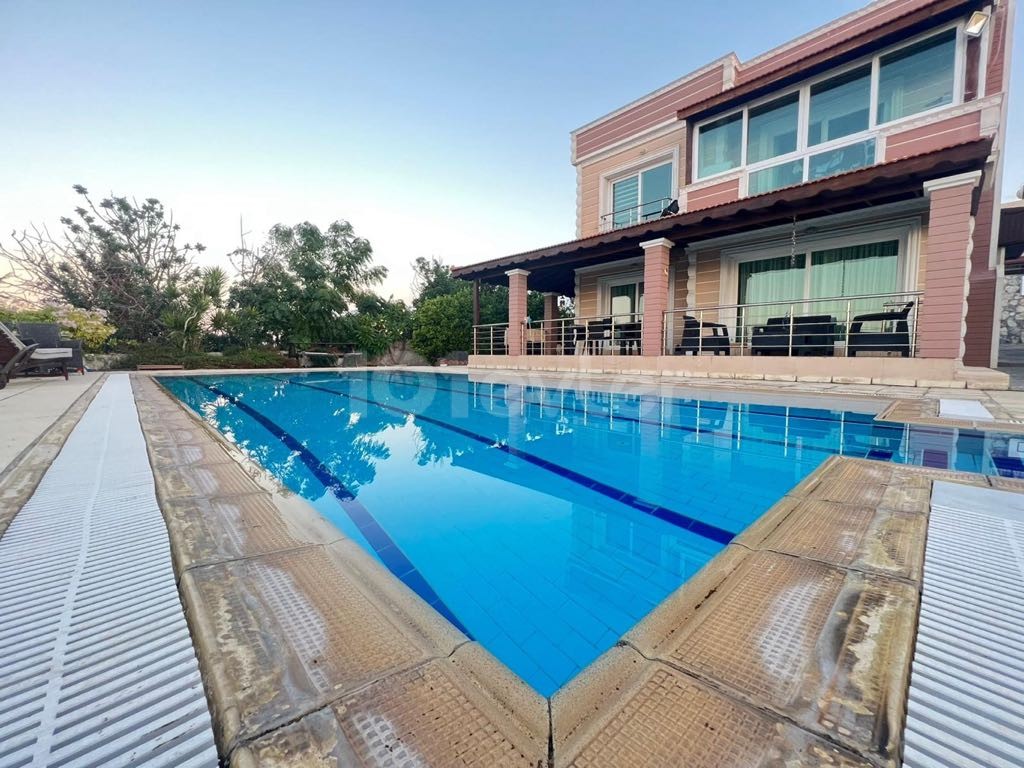 3+1 furnished villa with pool in Çatalköy 200 stg