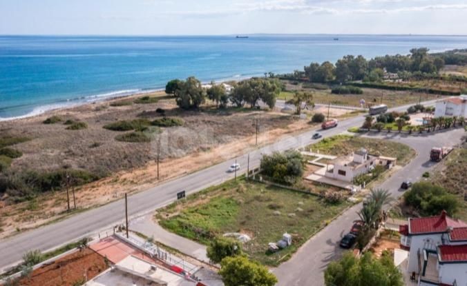 Grundstück mit Meerblick und neben der Hauptstraße