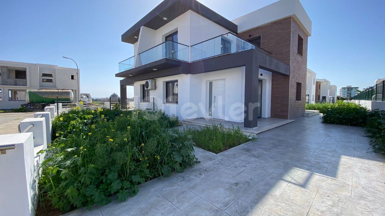 Brand new detached duplex villa in long beach