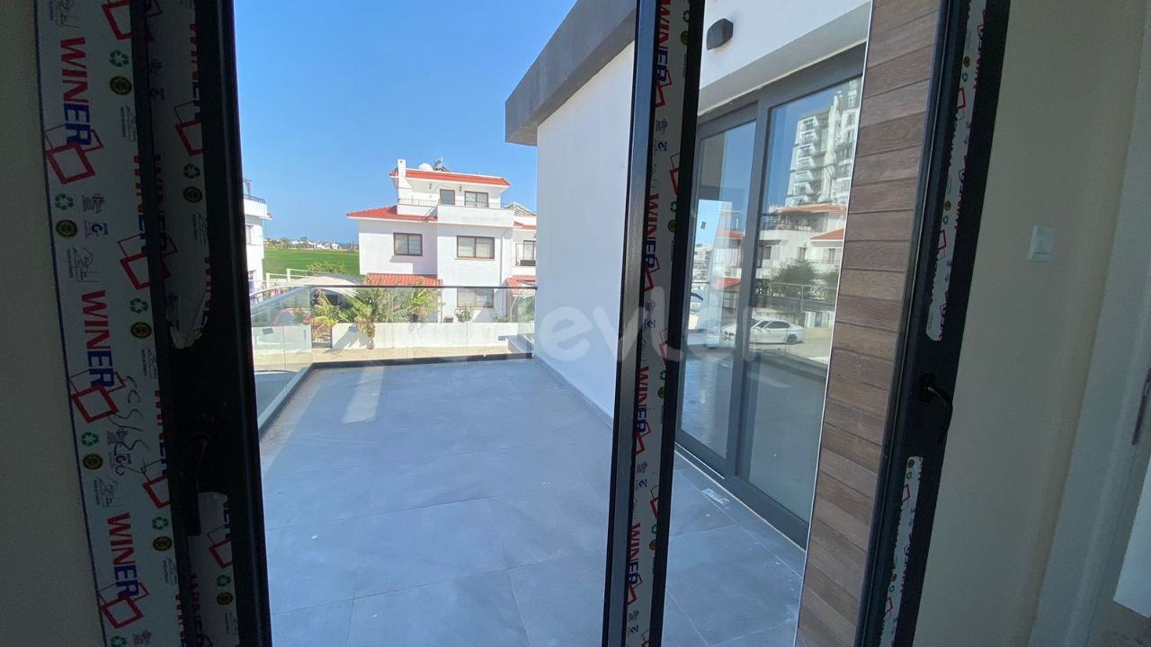 Brand new detached duplex villa in long beach